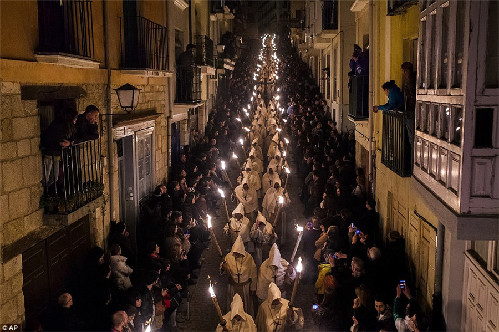 西班牙圣周宗教悔罪仪式游行队伍照亮夜晚萨莫