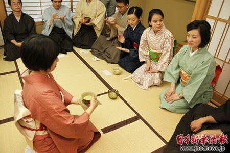 数十名中国留学生身穿和服体验日本茶道。