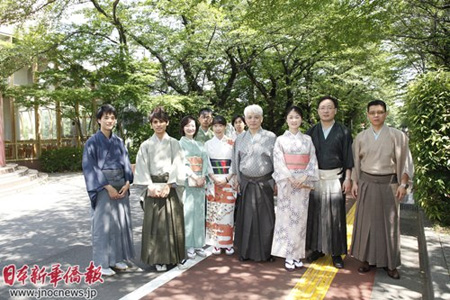 数十名中国留学生，在东京奥林匹克纪念青少年综合中心的樱花亭，举办了琼花茶会。