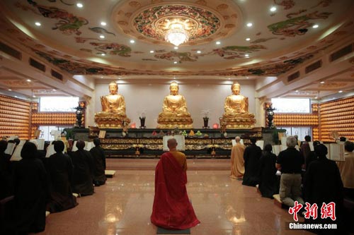 马来西亚吉隆坡华人寺庙为失联航班祈福-弘善